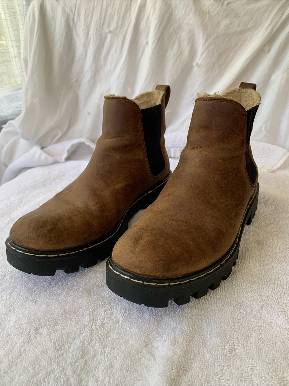 Roots Shearling-Lined Winter Chelsea Lug Sole Boots, Sz 8.5 - Picture 2 of 16